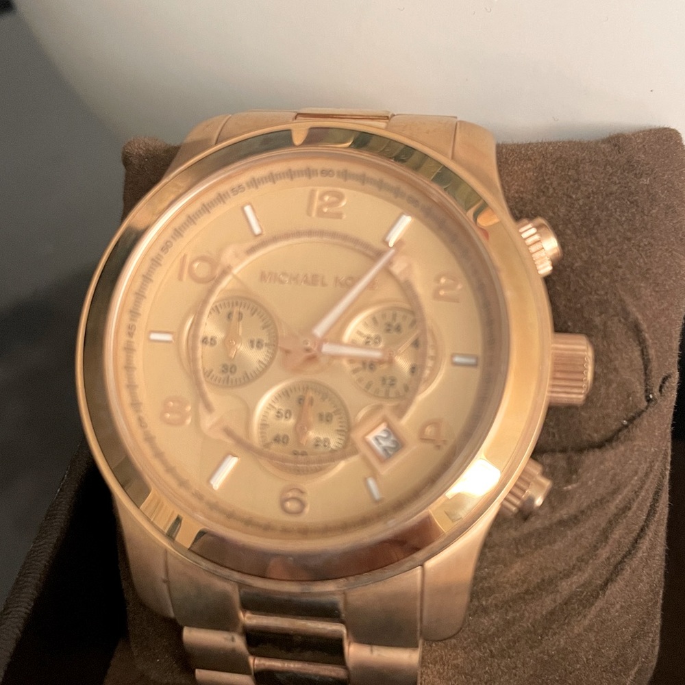 Micheal Kors ROSE GOLD boyfriend watch. Used but in very good conditions.